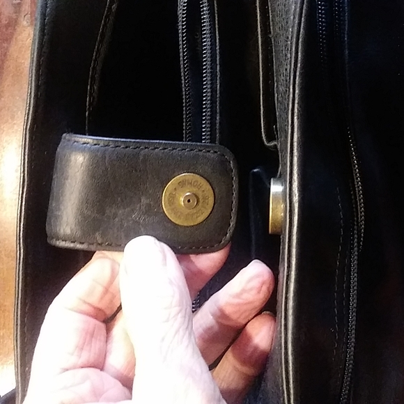 Black Leather Fossil hand bag - Picture 6 of 11
